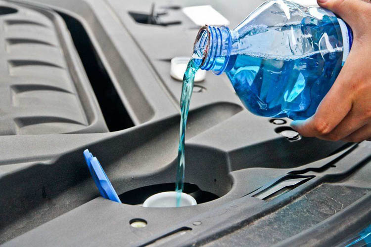 peut-on ajouter de l'eau du robinet ou de l'eau savonneuse aux essuie-glaces de voiture ?