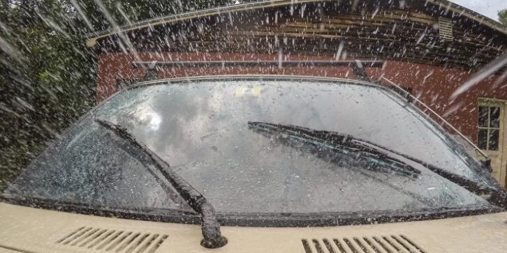 Comment éviter cinq erreurs majeures lors de l'entretien d'une voiture par temps de pluie et de neige ?